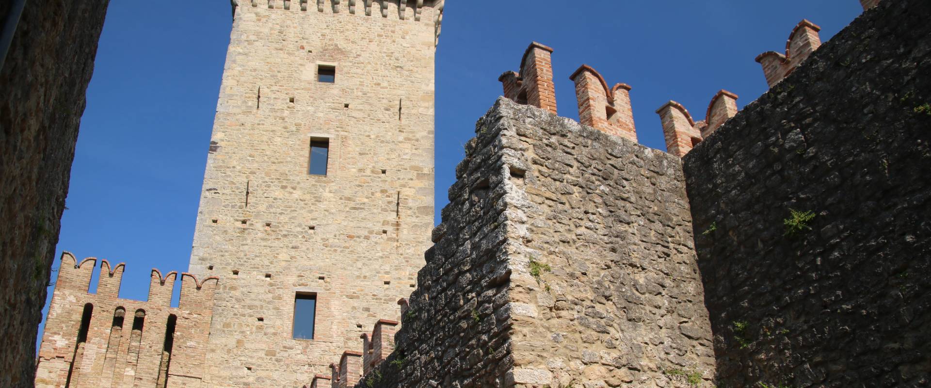 Castello di Vigoleno (Vernasca), rivellino e mastio 04 photo by Mongolo1984